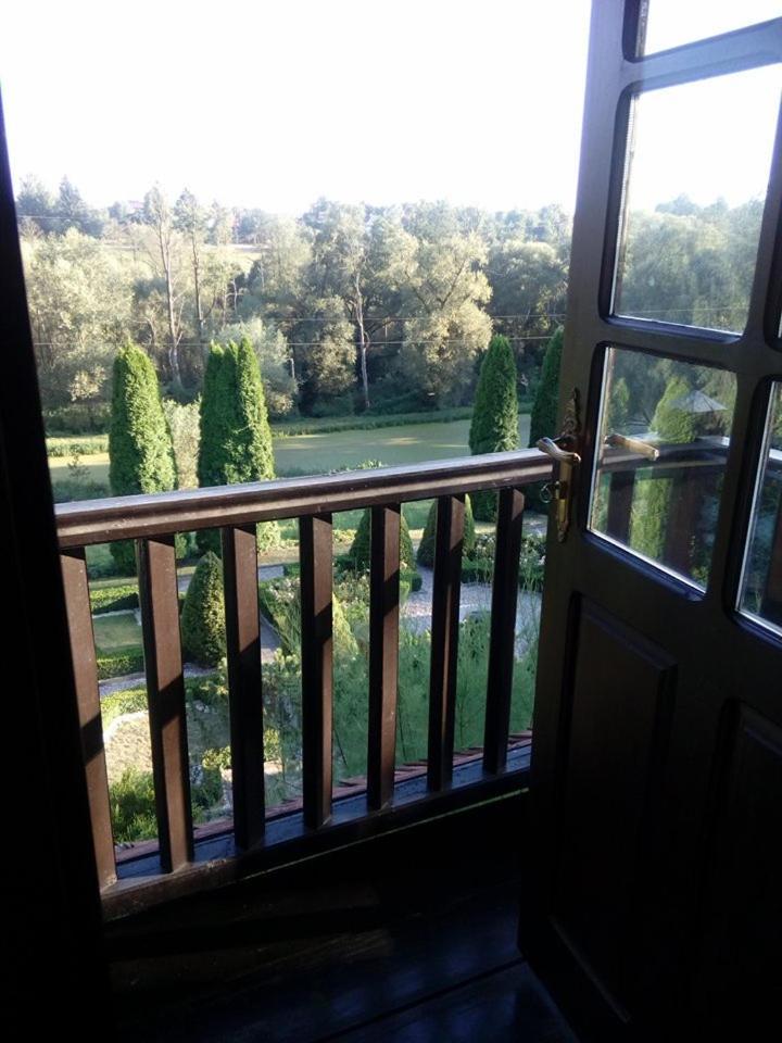 Dwor Anna Bed & Breakfast Ciecierzyn ภายนอก รูปภาพ